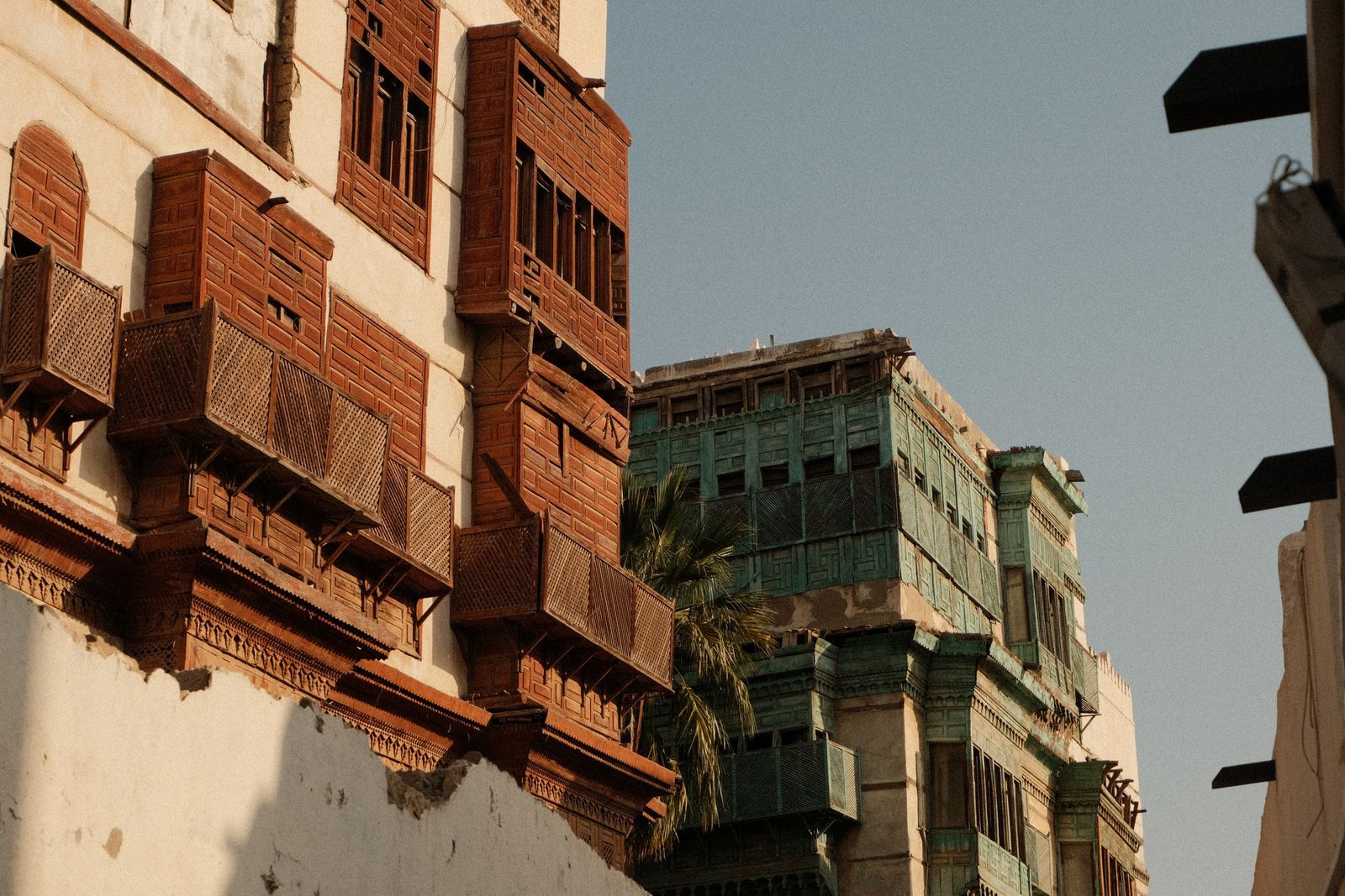 العمارة التاريخية في البلد بجدة بواجهاتها وروشانها الخشبي