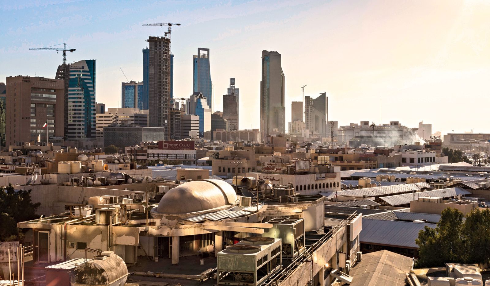 أفق مدينة الرياض وأبراجها الحديثة عند الغروب